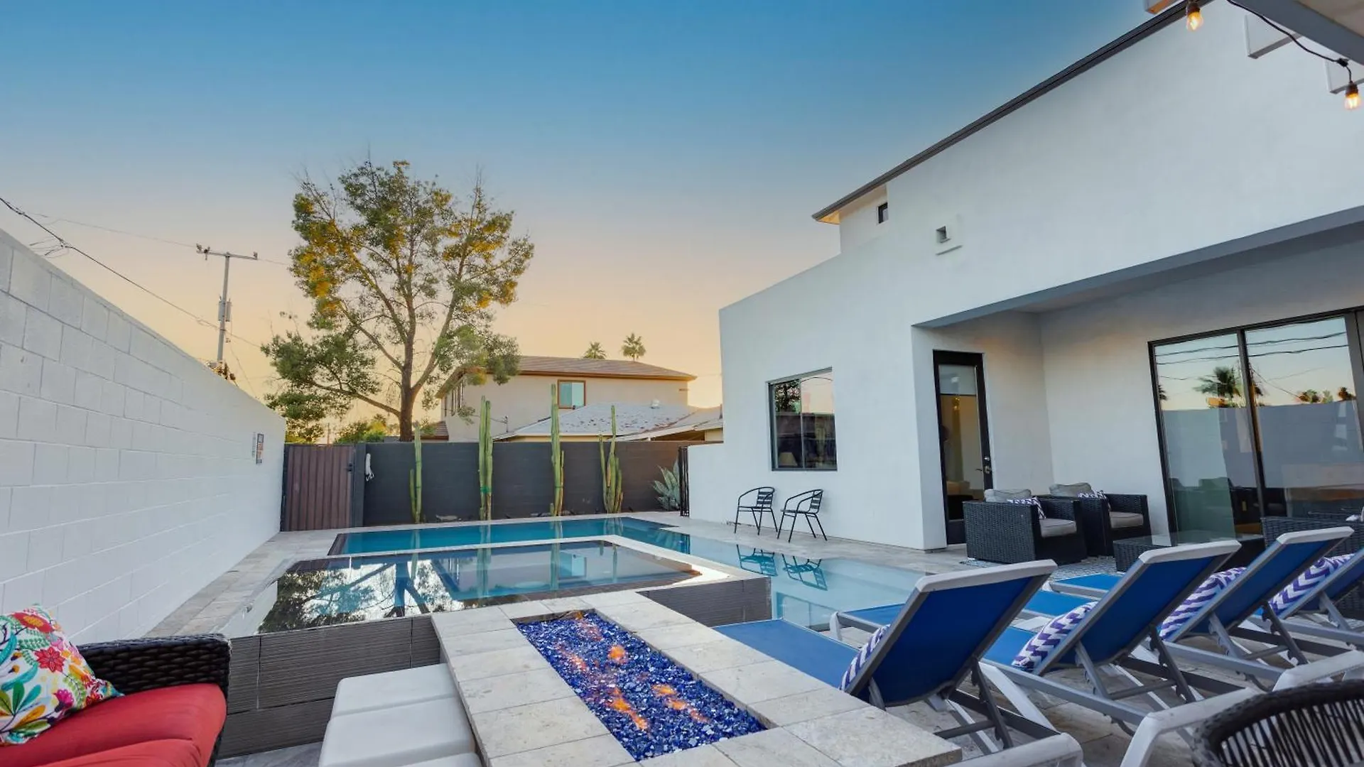 펜션 Desert Sky Luxury Pool & Spa Walk To Old Town! 스코 츠 데일
